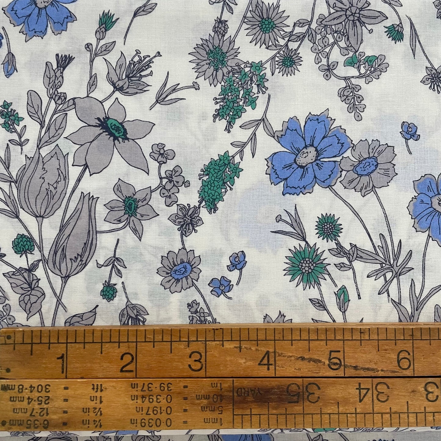 Hokkoh Mid Scale Floral