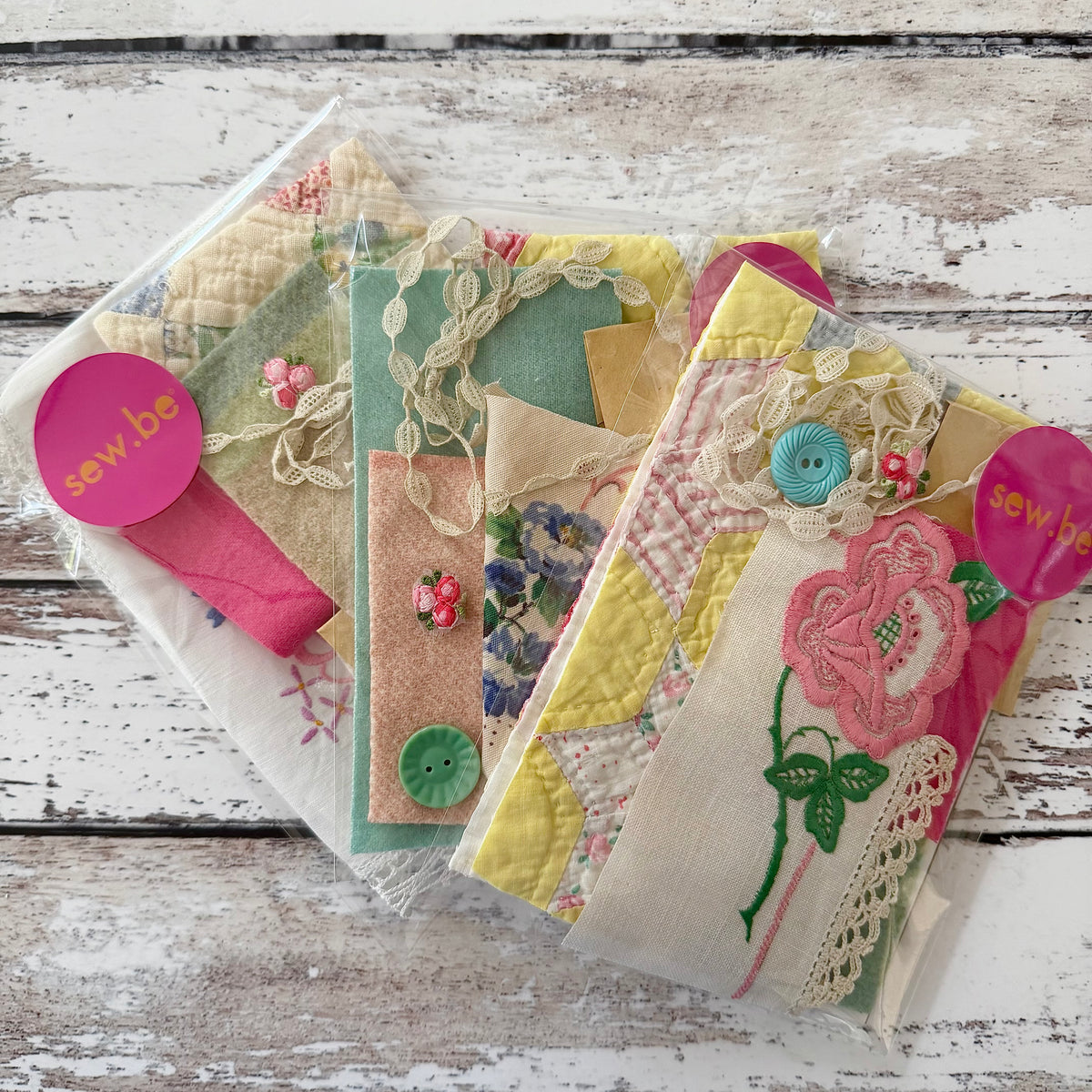Small Project - Tiny Travel Huswif (Kit and Pattern)