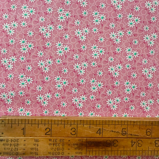 Aunt Grace Goes Scrappy by Judie Rothermel for Marcus Fabrics - Daisy - Pink