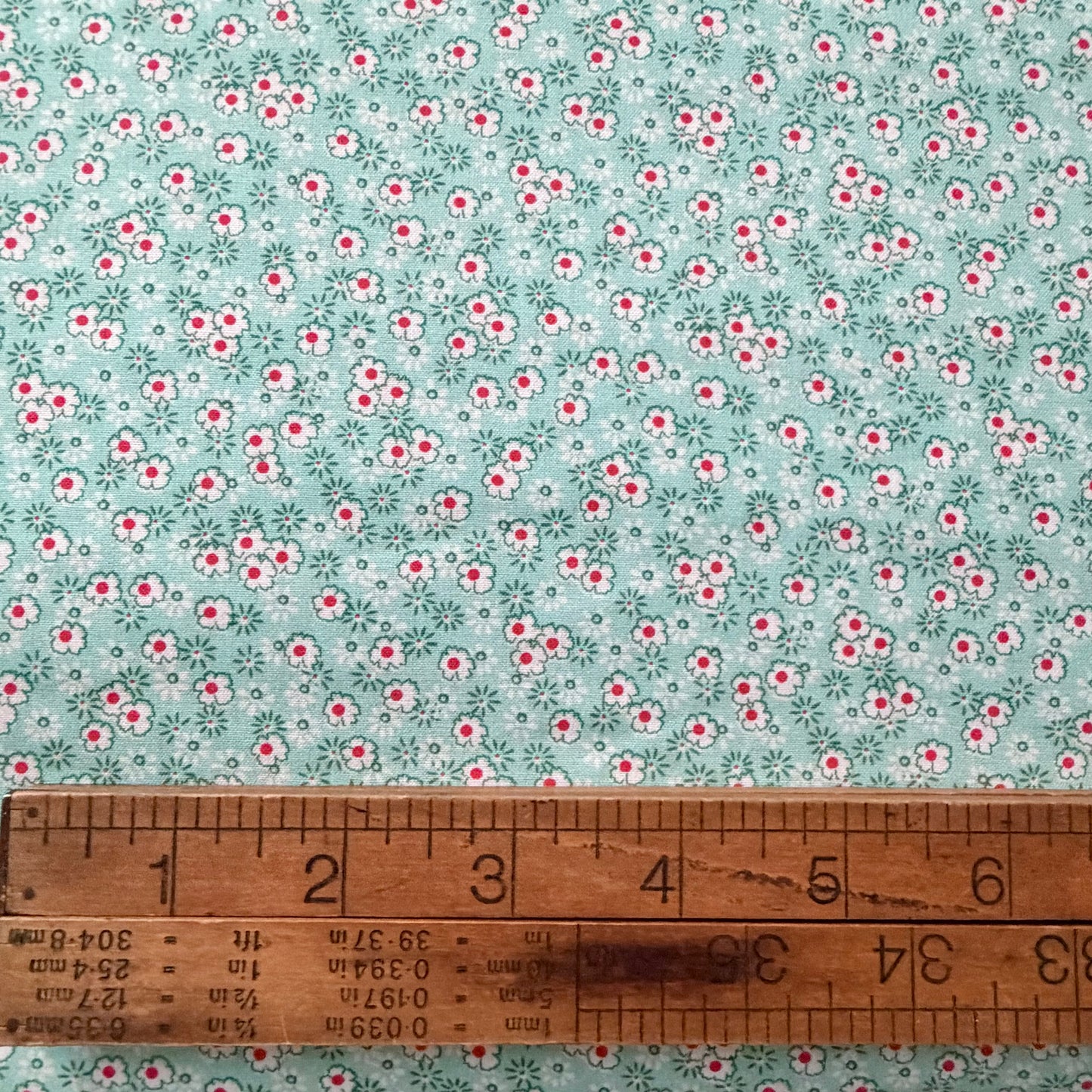 Darlene’s Favorites - Ditzy Floral in Aloe - Robert Kaufman