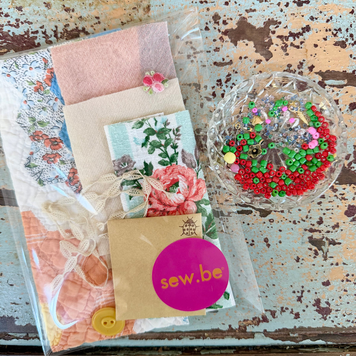 Small Project - Tiny Travel Huswif (Kit and Pattern)