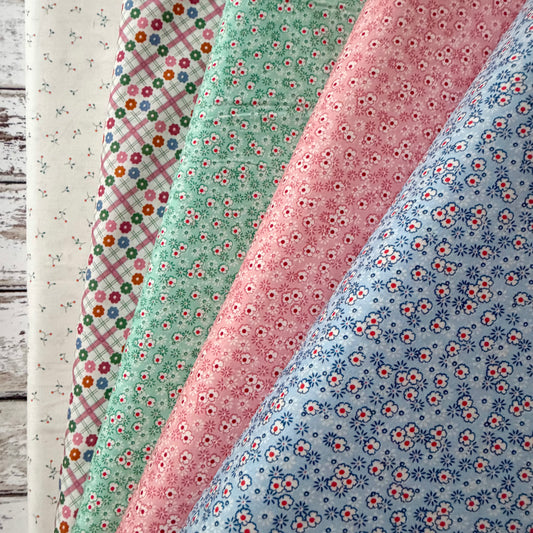 Darlene’s Favorites - Ditzy Floral in Aloe - Robert Kaufman