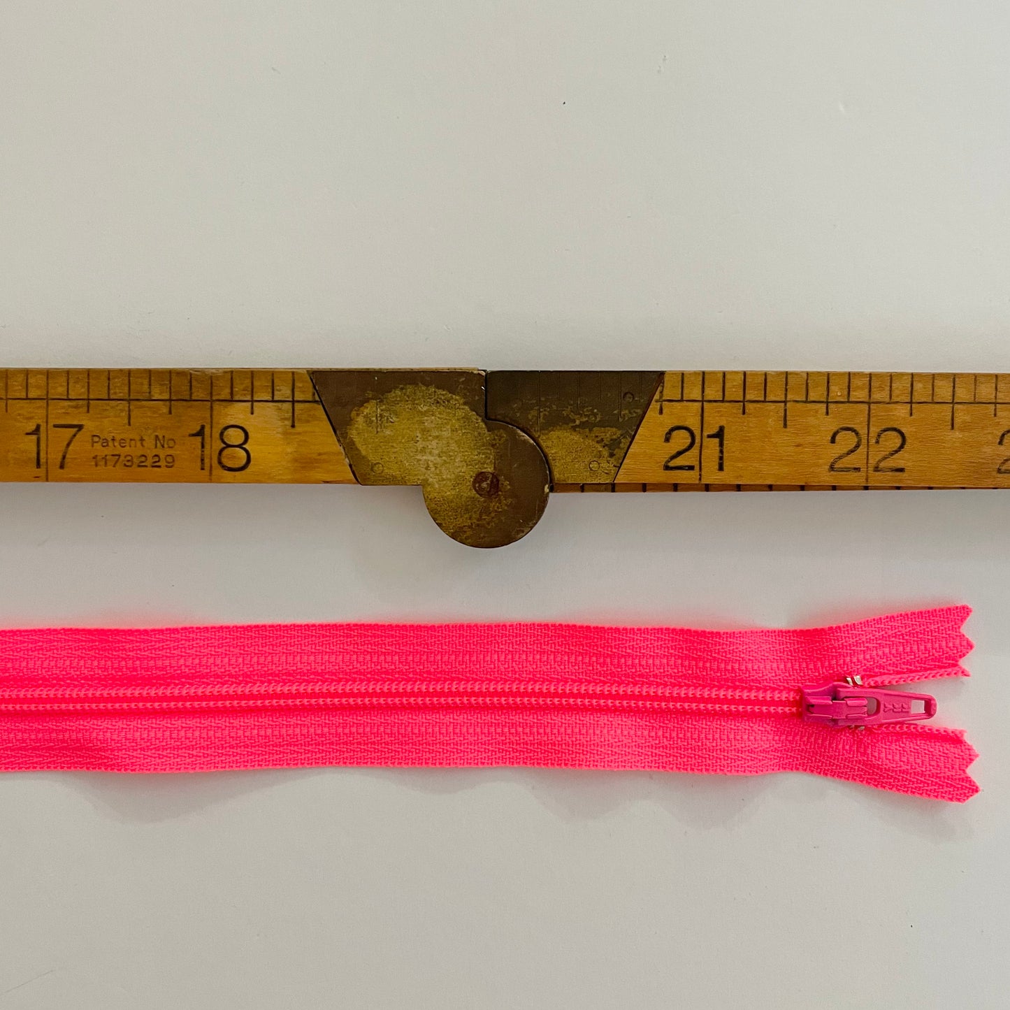 Neon Zipper - Pink - 22"